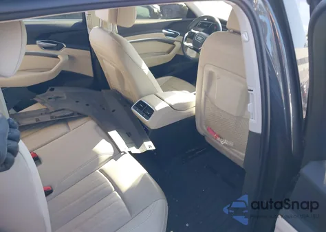 2019 Audi E-Tron Premium Plus z USA, uszkodzony, nr VIN WA1LABGE3KB022325